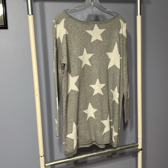 Relativity grey with white stars sweater, size small - Picture 4 of 4